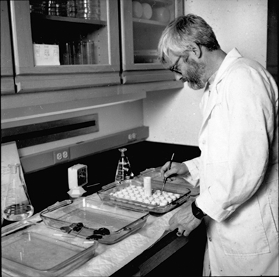 Photo of Jon Kaas in research lab